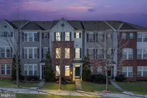 22650 Gray Falcon Sq, Ashburn, VA MLS: VALO2090154