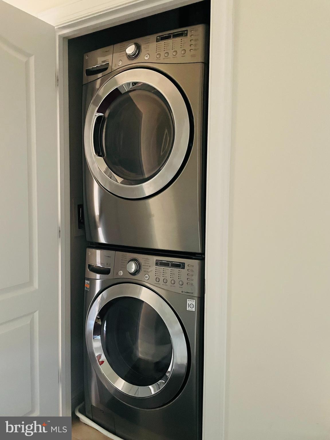 BUCKINGHAM COMMONS - Residential Lease