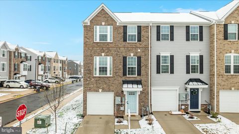 Photo of 10318 Heritage Trail Court, MANASSAS, VA 20109 (MLS # VAPW2114436)