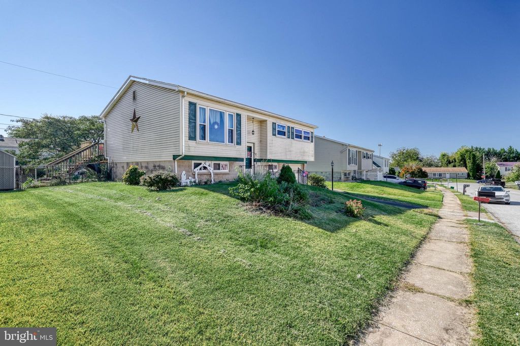 Photo of 970 Richwill Drive, YORK, PA 17404 (MLS # PAYK2092546)