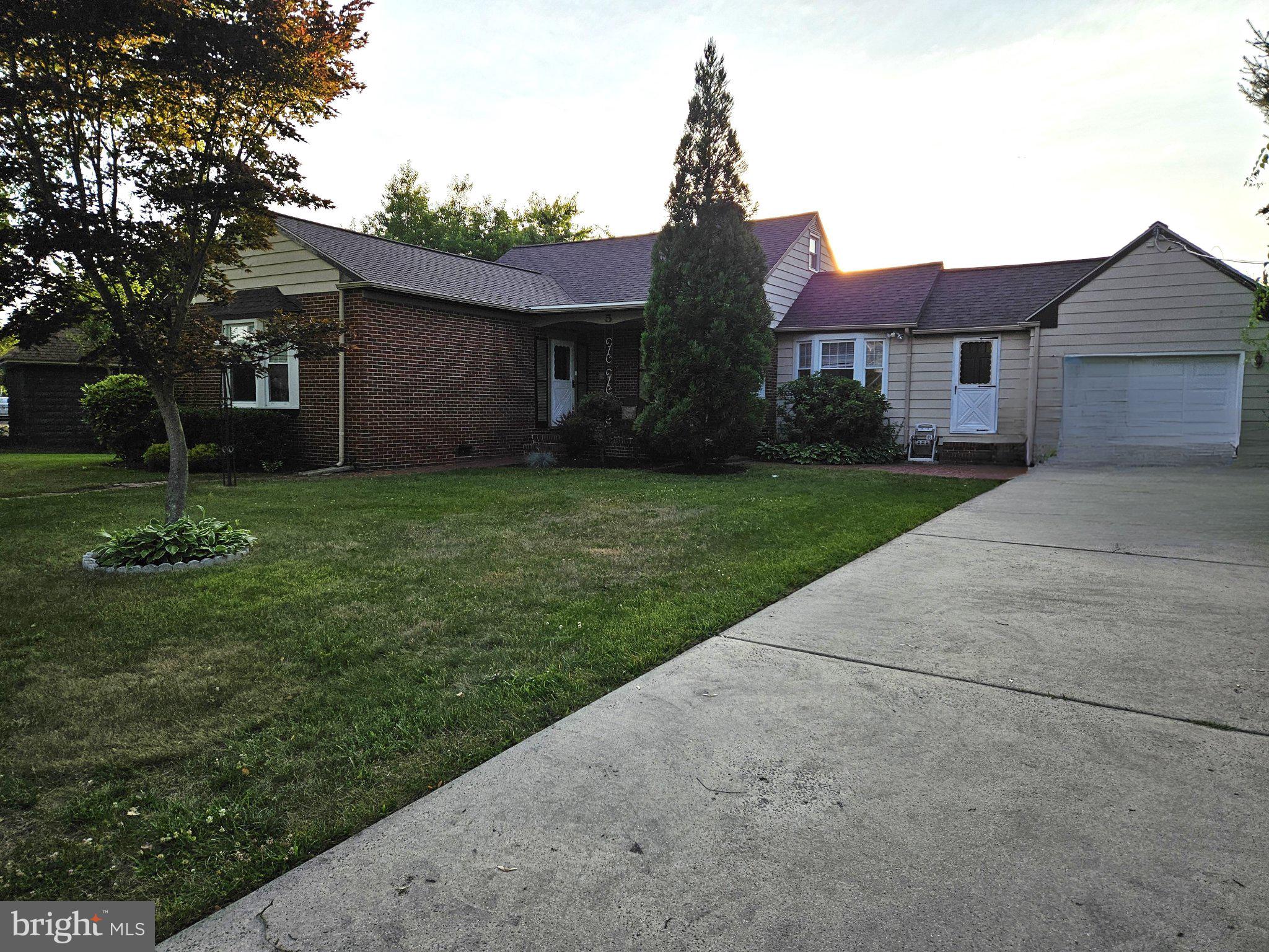 5 E TAUNTON AVENUE