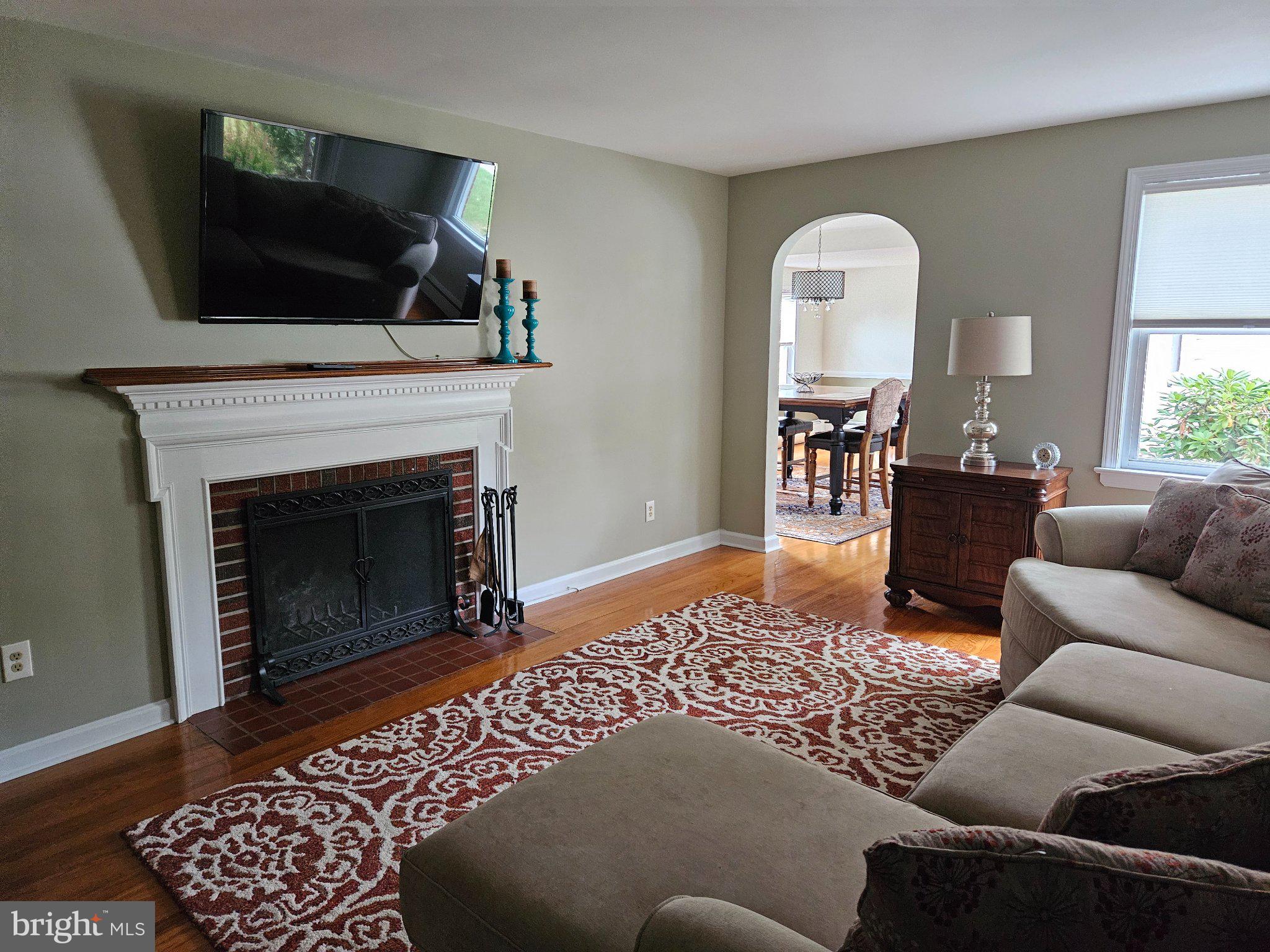 5 E TAUNTON AVENUE