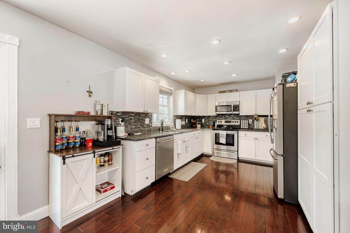 HALLMARK WOODS - Residential