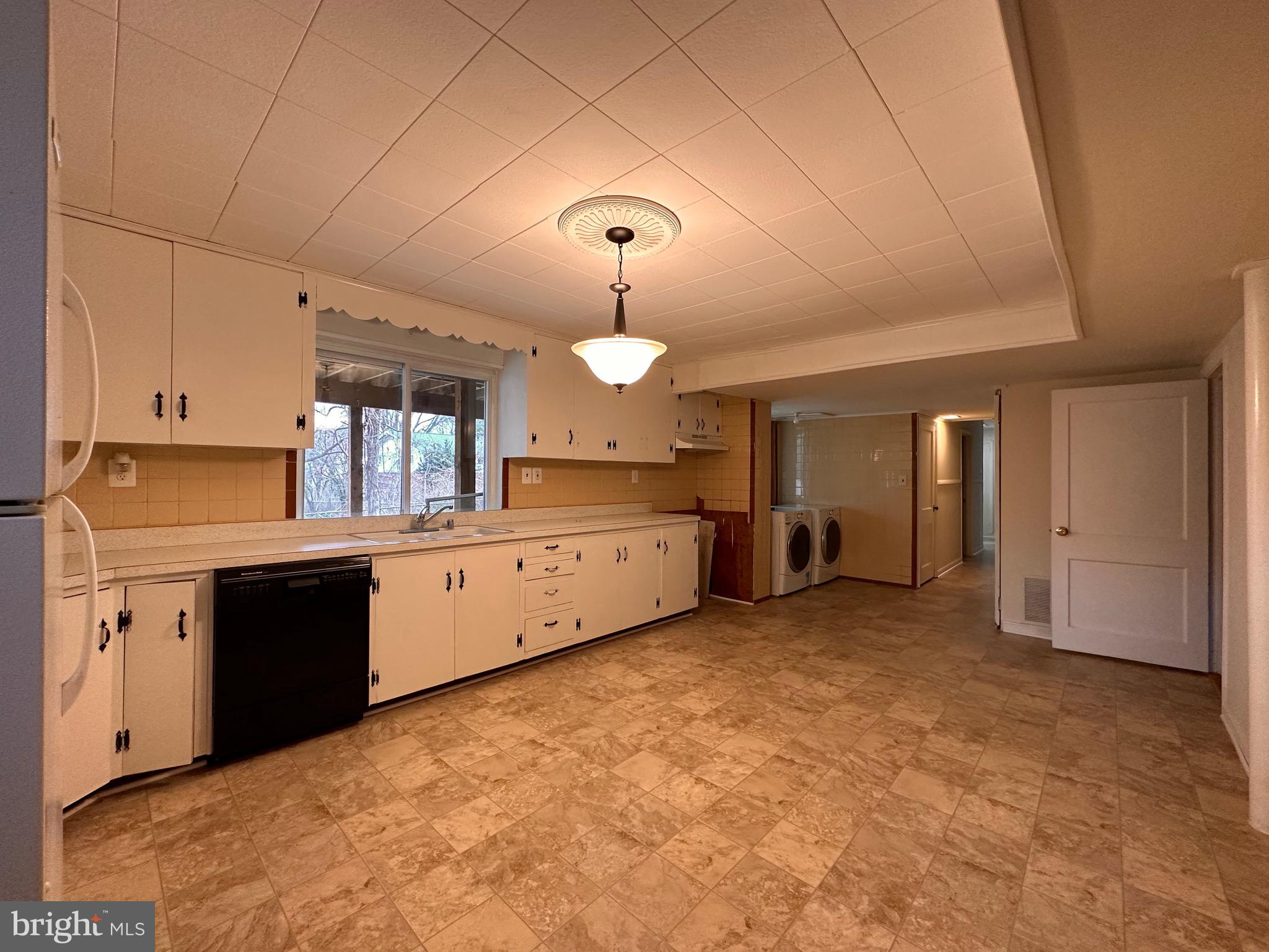 BROYHILLS MCLEAN ESTATES - Residential Lease