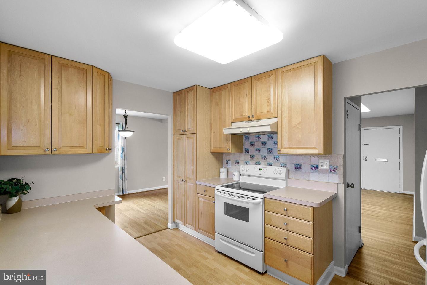 BROYHILLS MCLEAN ESTATES - Residential Lease