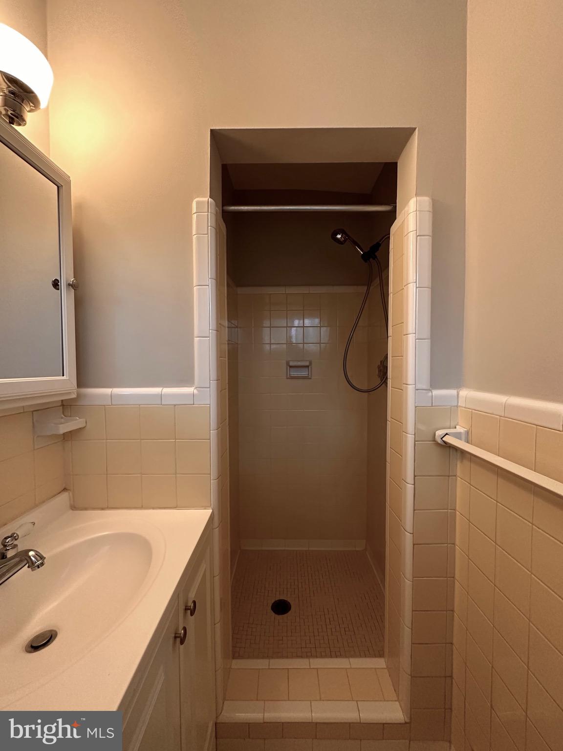 BROYHILLS MCLEAN ESTATES - Residential Lease