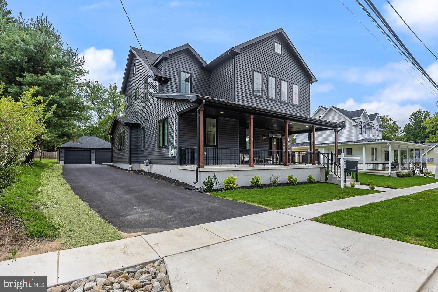 8 CHAPEL AVE