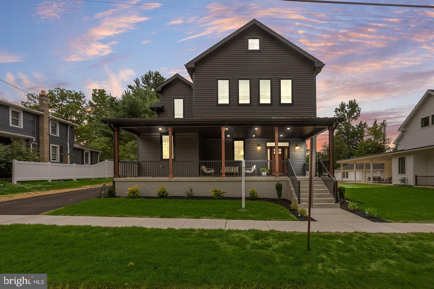 8 CHAPEL AVE