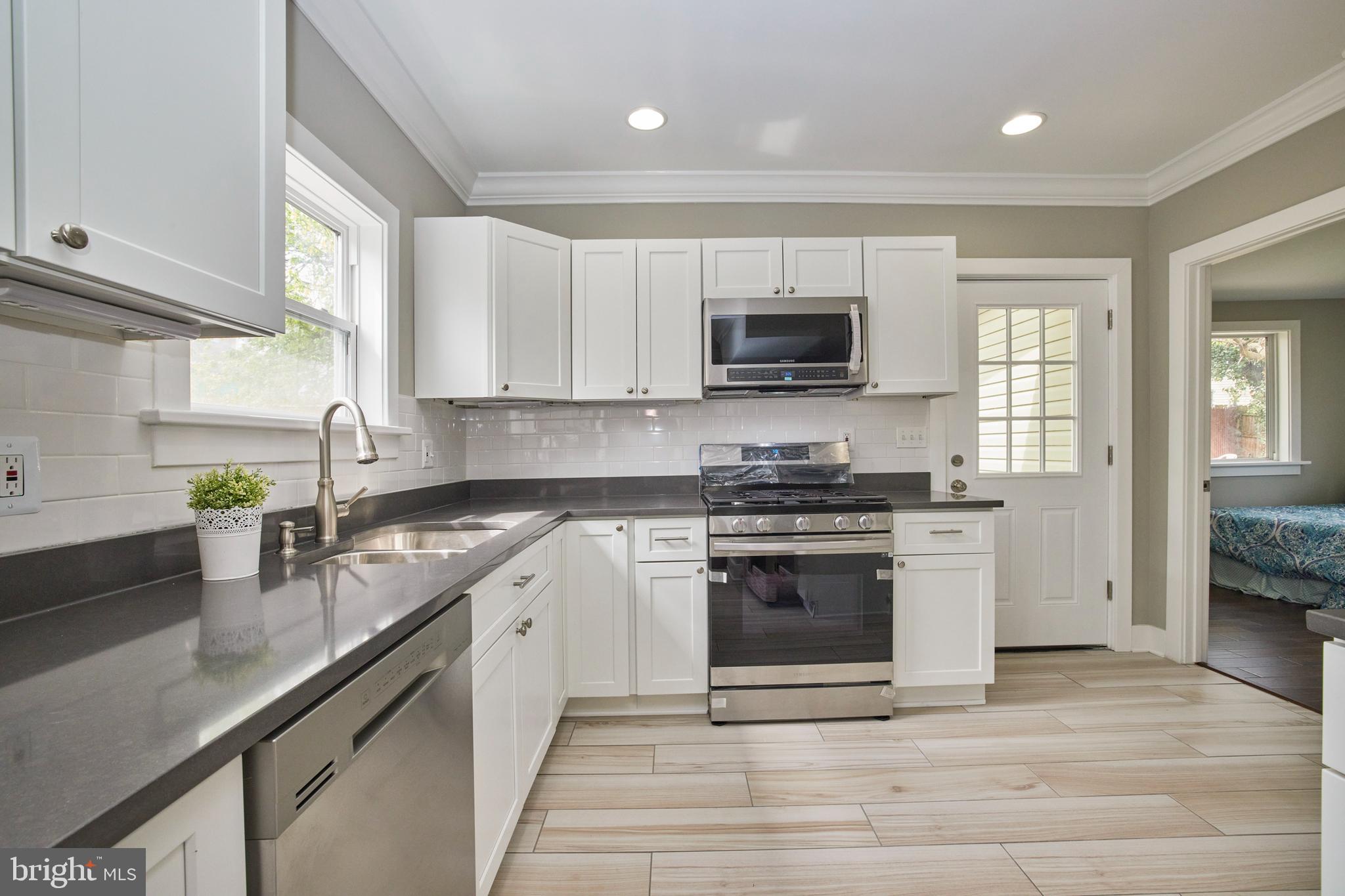 COLMAR MANOR - Residential