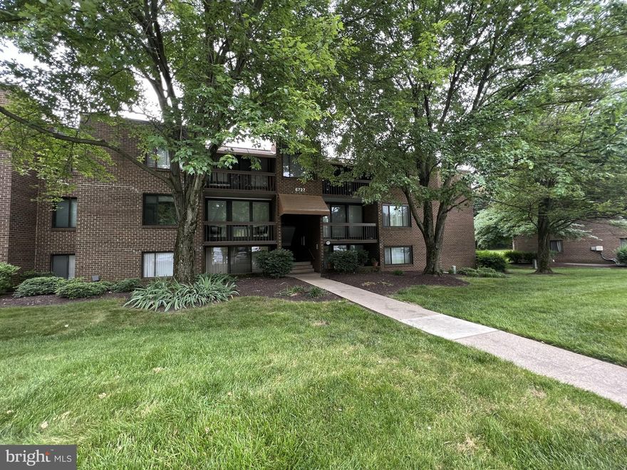 Fully upgraded mid level condo facing back, rental included water, gas & heat.