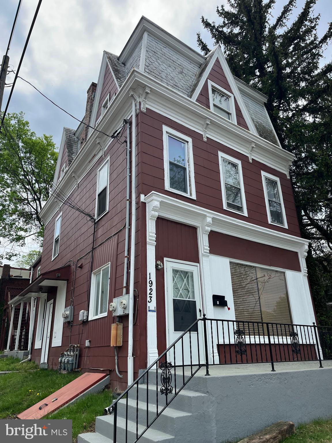ZONED CO4 STORE/OFFICE WITH APTS CURRENTLY 3-UNITS
No showings until after Sept 22 Mon-Friday prefer 10a-2:20p,
AGENT RELATED TO OWNER.
**OUT OF RESPECT FOR TENANTS, OWNER WILL NOT SCHEDULE SHOWINGS WITHOUT A Letter of Intent or CONTRACT, AT FULL LISTED PRICE, AND PROOF OF FUNDS; SUBJECT TO BUYER INSPECTION.