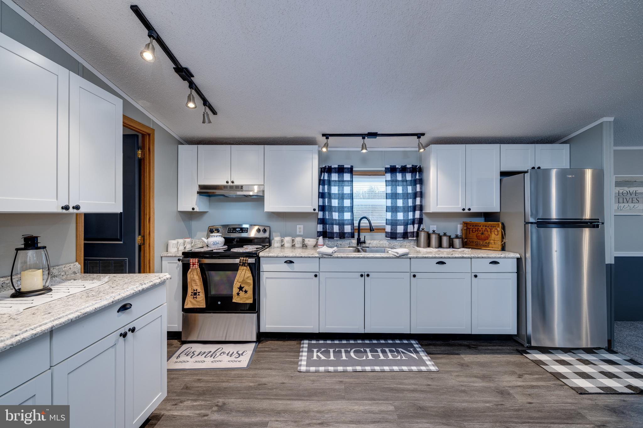 SKYLINE LAKES - Residential