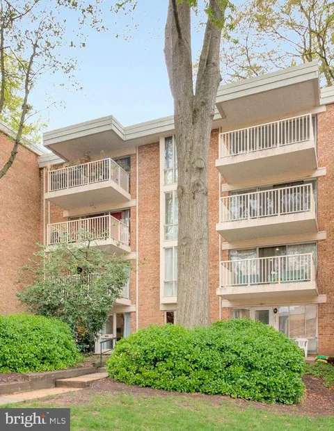 2649 Redcoat Drive Unit 123, Alexandria, VA MLS: VAFX2233906