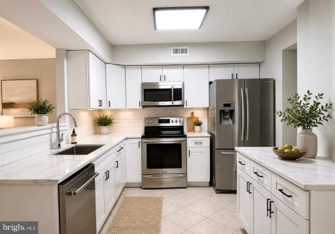 Townhouse For Rent - 68 Lafayette Lane<br/> CHERRY HILL, NJ 08003