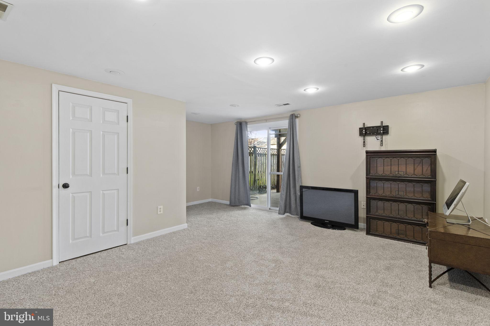 CONSTANT FRIENDSHIP - Residential