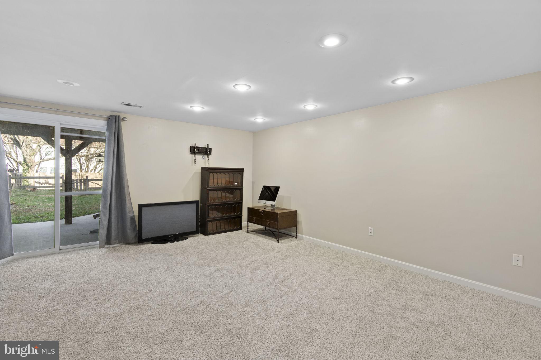 CONSTANT FRIENDSHIP - Residential