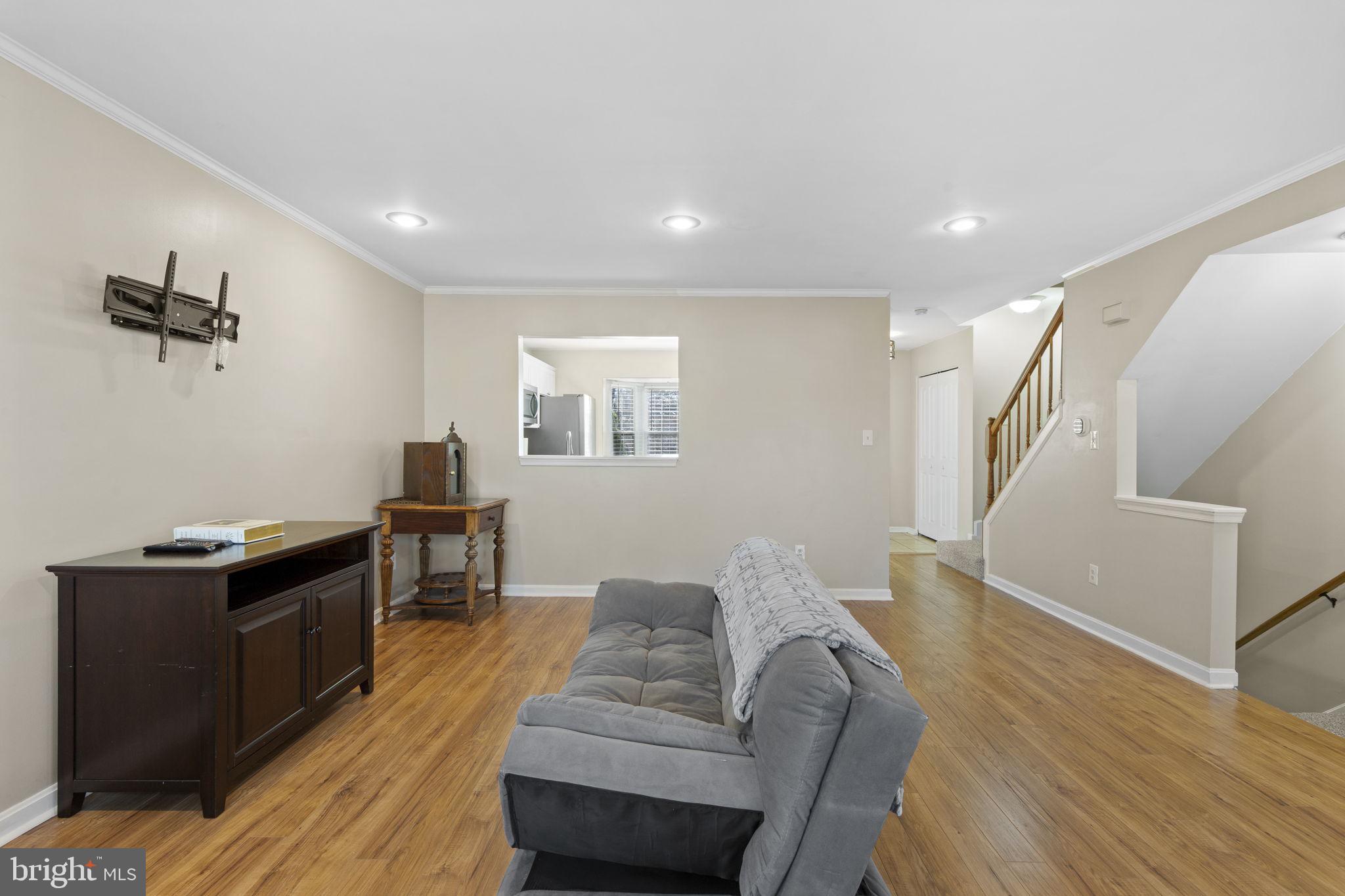 CONSTANT FRIENDSHIP - Residential