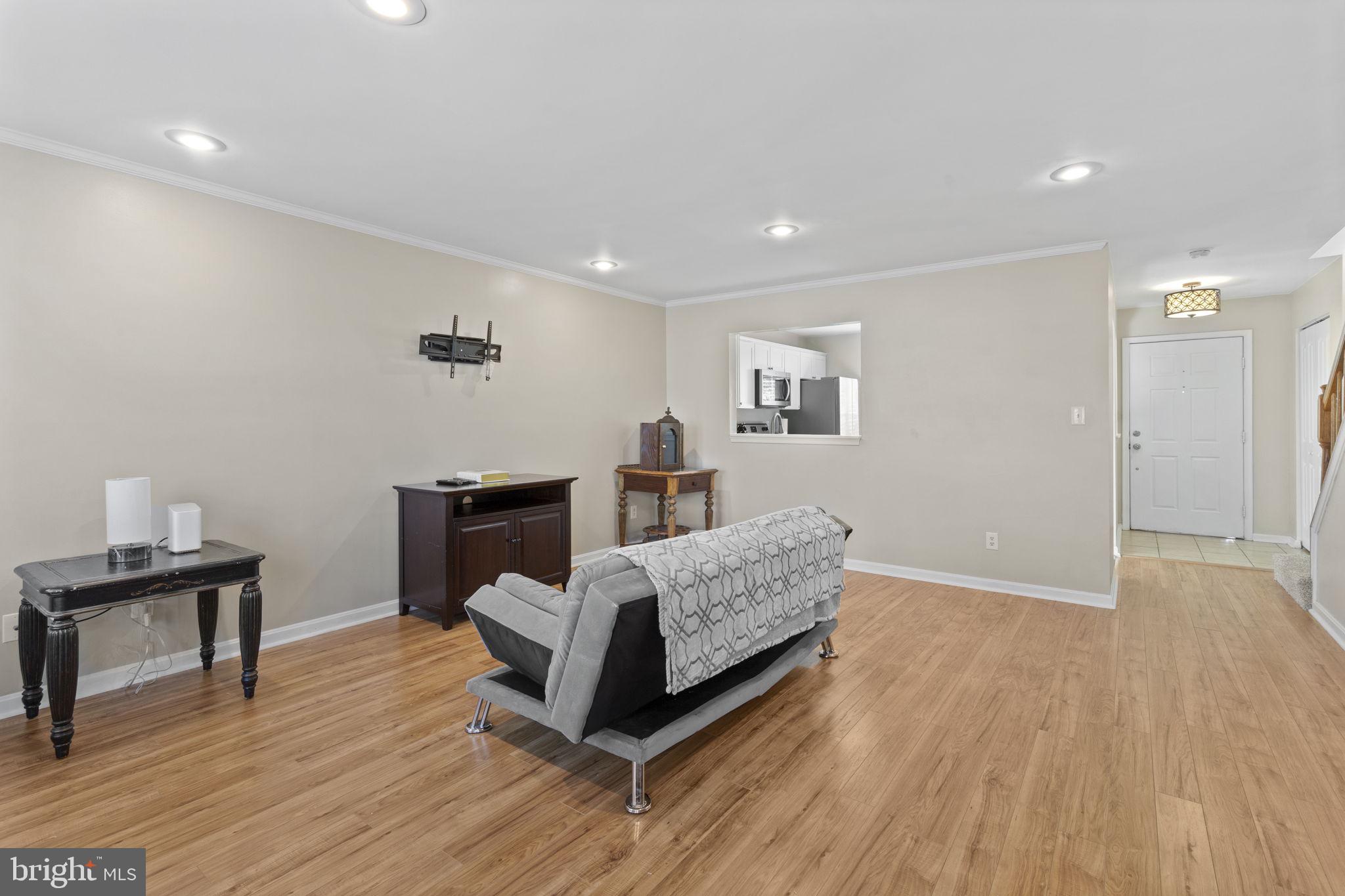 CONSTANT FRIENDSHIP - Residential