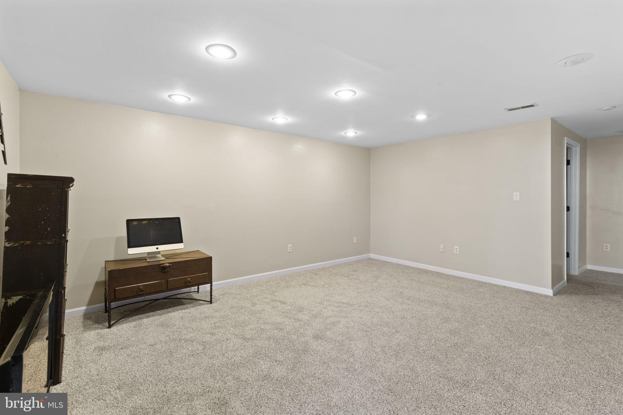 CONSTANT FRIENDSHIP - Residential