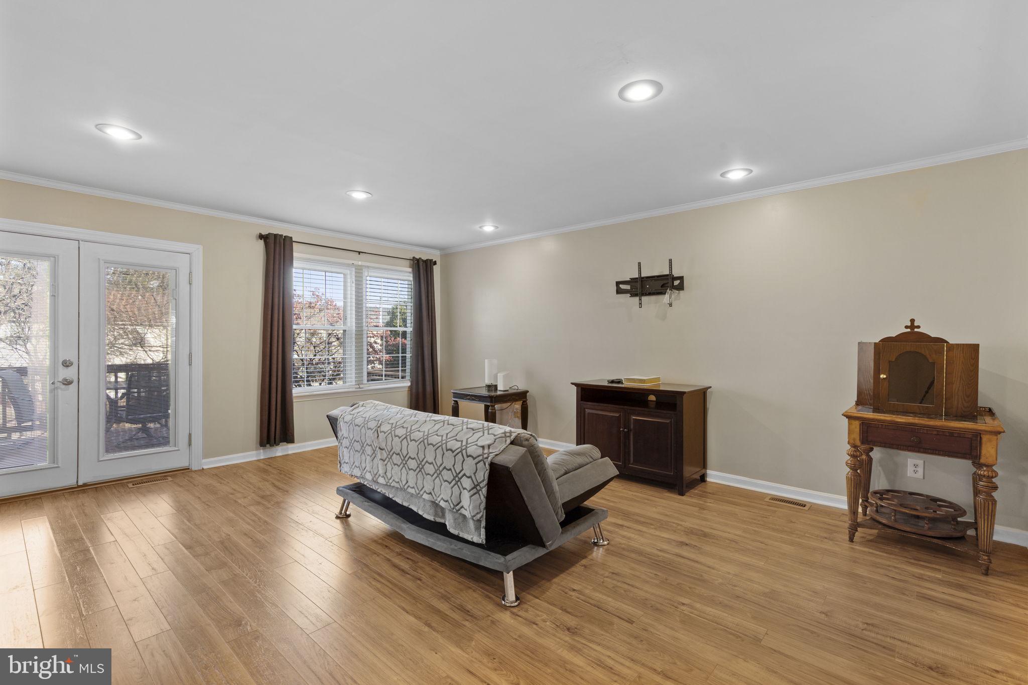 CONSTANT FRIENDSHIP - Residential