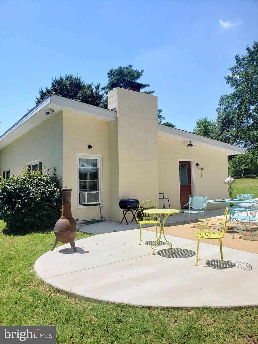 Waterfront on the beautiful Rappahannock River!  2 bedroom cottage with panoramic views, guest cottage, crab shack and detached shed for your nautical needs.  New concrete sidewalks and patio, new windows, new roof and artesian well.