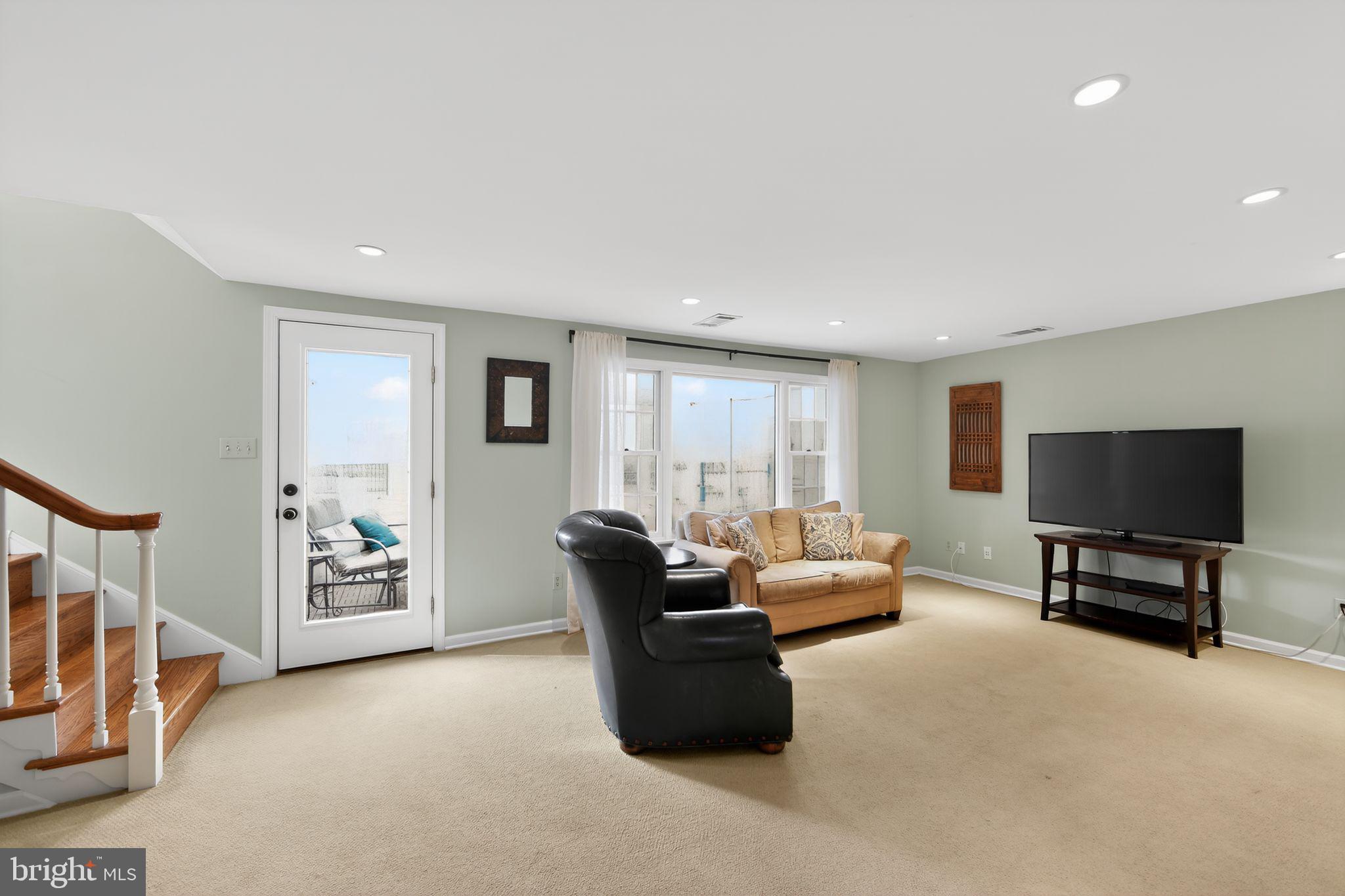 SPRING KNOLL - Residential