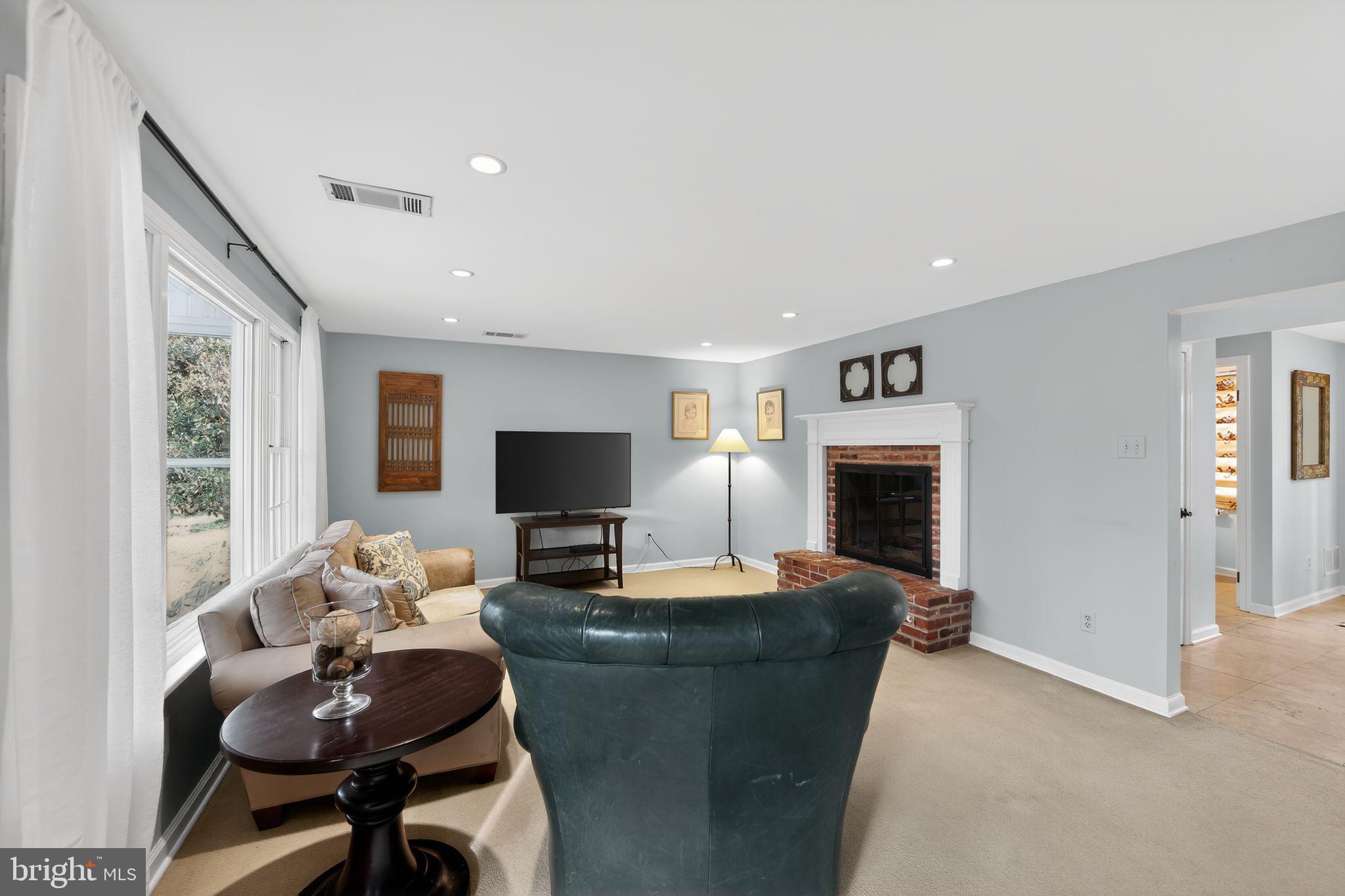 SPRING KNOLL - Residential