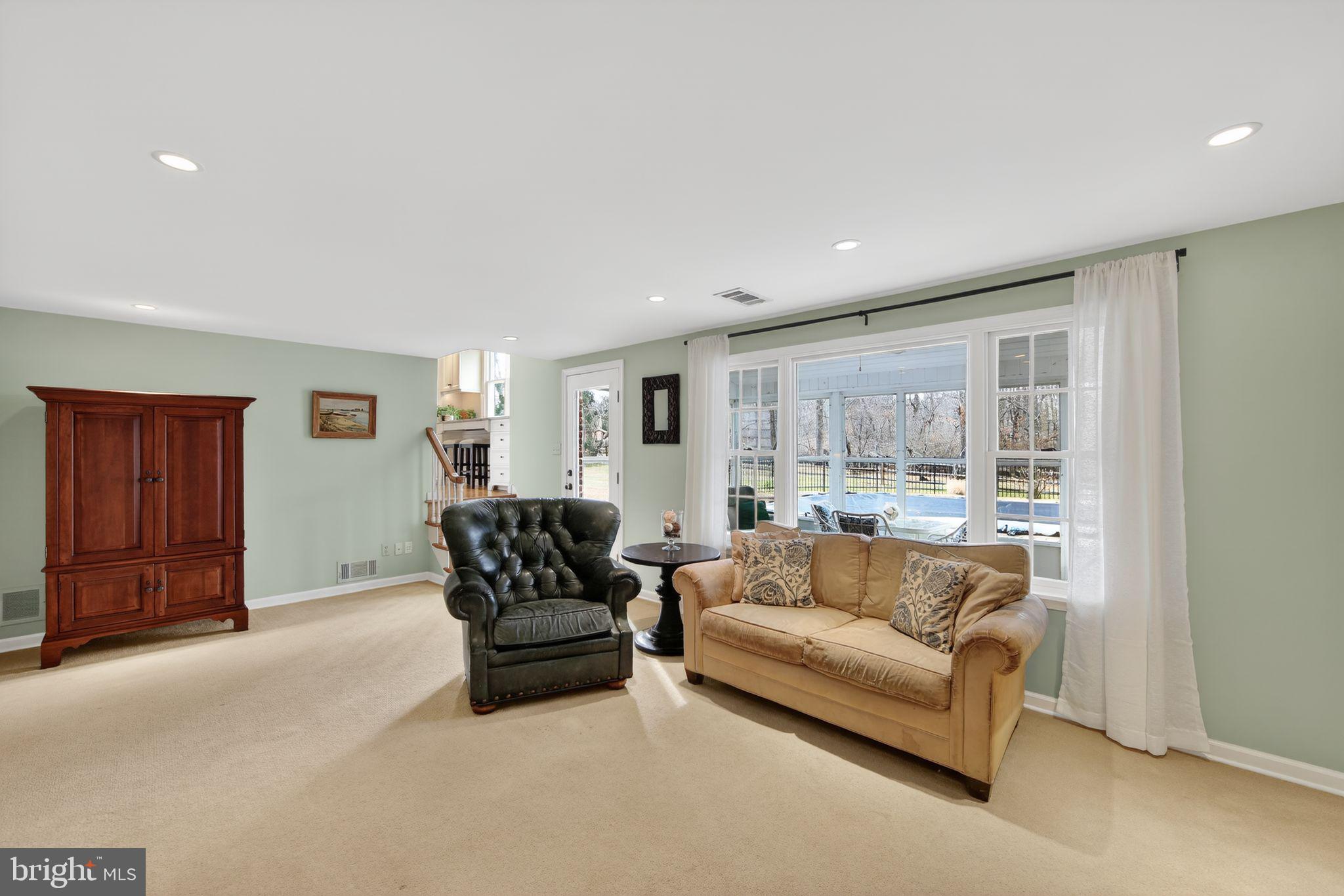 SPRING KNOLL - Residential