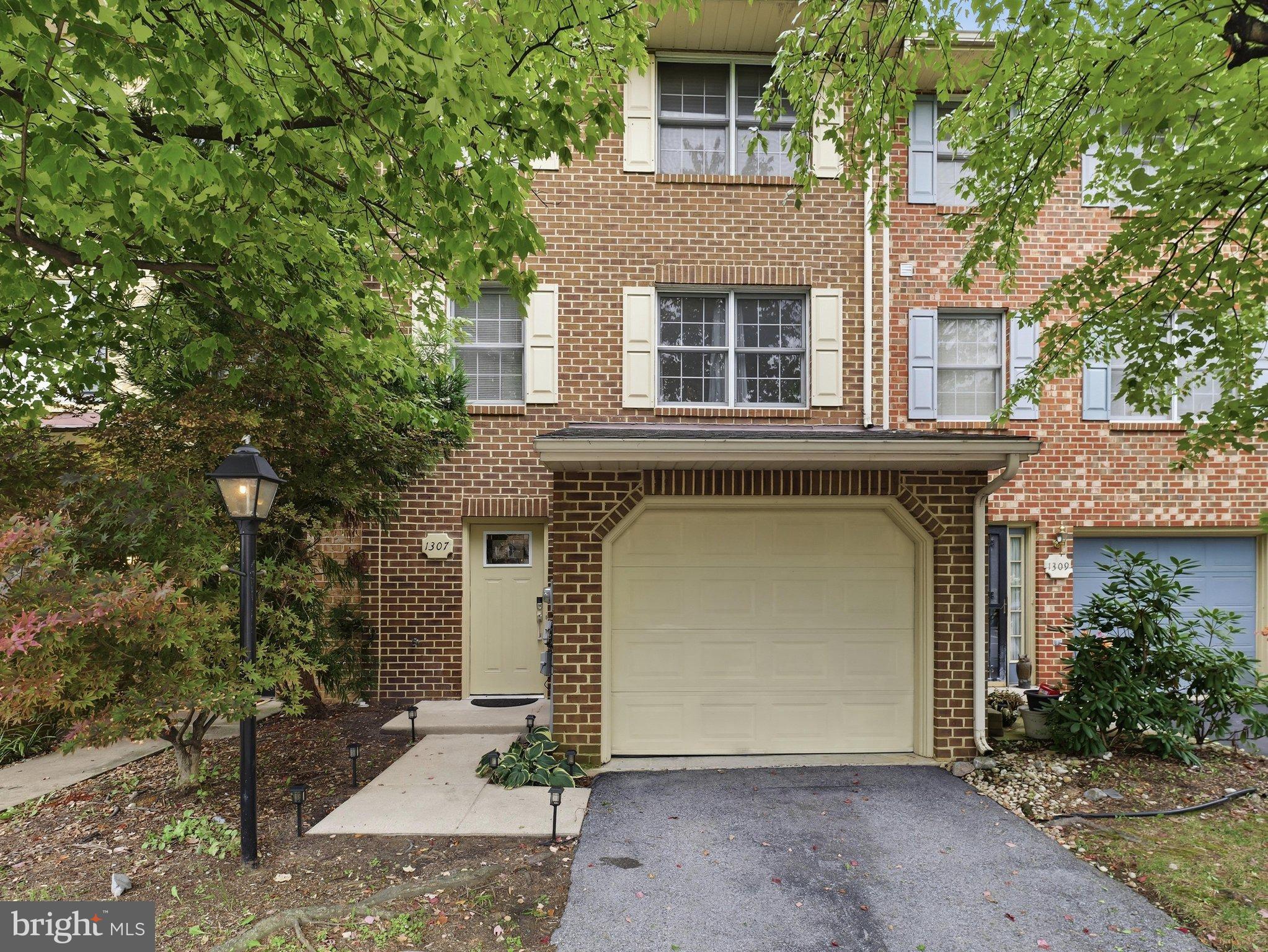 1307 LINDSAY LANE