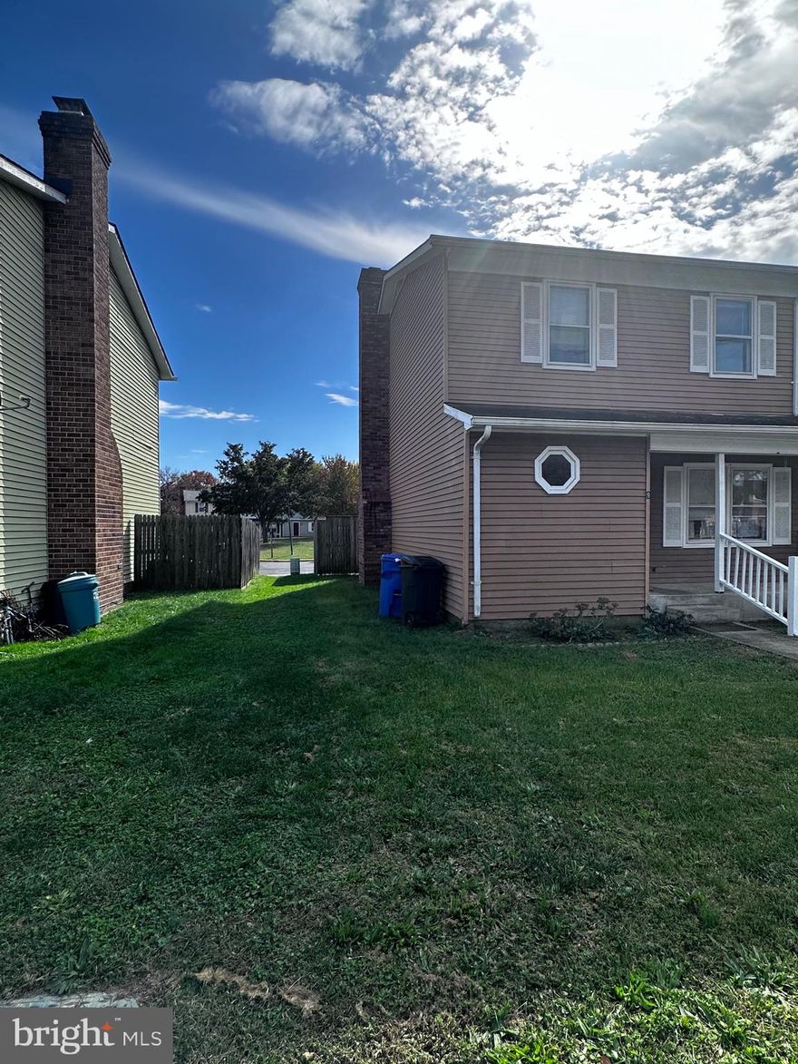 Location, condition and price: Great location and easy access to the main road to highway 210 for DC/VA/MD commuters. Walking distance to Navy Base, USPS, county pavillion, Elementary school and the neighboring stores and recreation areas. 
Condition: new carpet on first floor, fireplace, kitchen efficiency, tile floor entrance, washer and dryer, extra spaces and attic. Perfect for starting family or first time home buyer. 
Price: Price perfect.
Come see and feel the simple convenient living it offers. MOVE IN-READY
There's an access to the body of water and recreation park where fishing is fun.