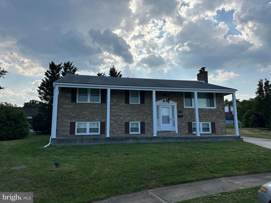 Beautiful split-level home with 3 bedrooms 2 full and 1 half bath.  New kitchen, new flooring. Finished lower level with a wet bar. Separate laundry room. This is a must-see! The home comes with a pool table/ ping pong table combo. Fireplaces are not functional for decoration only.