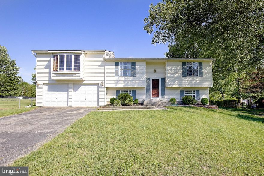 Don't miss this great opportunity to own a home in NEW CUT FARMS!!
Great Community, great cul-de-sac!!! Huge, private back yard with plenty of room for a pool! Bay Window in Family Room provides lots of natural light.  Primary Bedroom with En suite and French doors that open to the upper-level deck. Possible 4th Bedroom in lower level with second En-suite. Garage has been turned into a Rec Room with a bar and running water. Great home in a great community!!  Home needs some TLC. Low sales price so buyer has plenty of room for renovations to make this home their own.