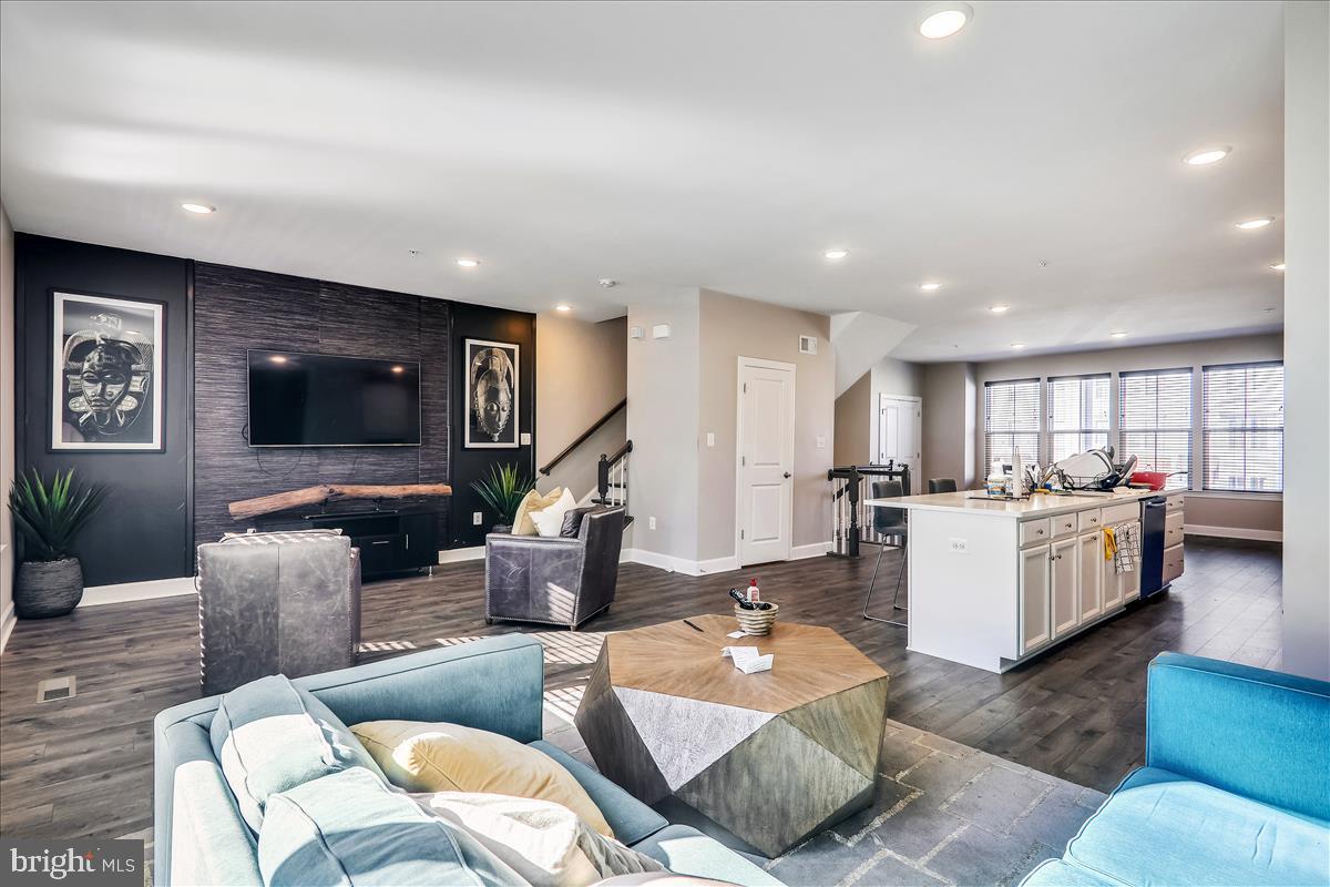 CAPITAL COURT - Residential