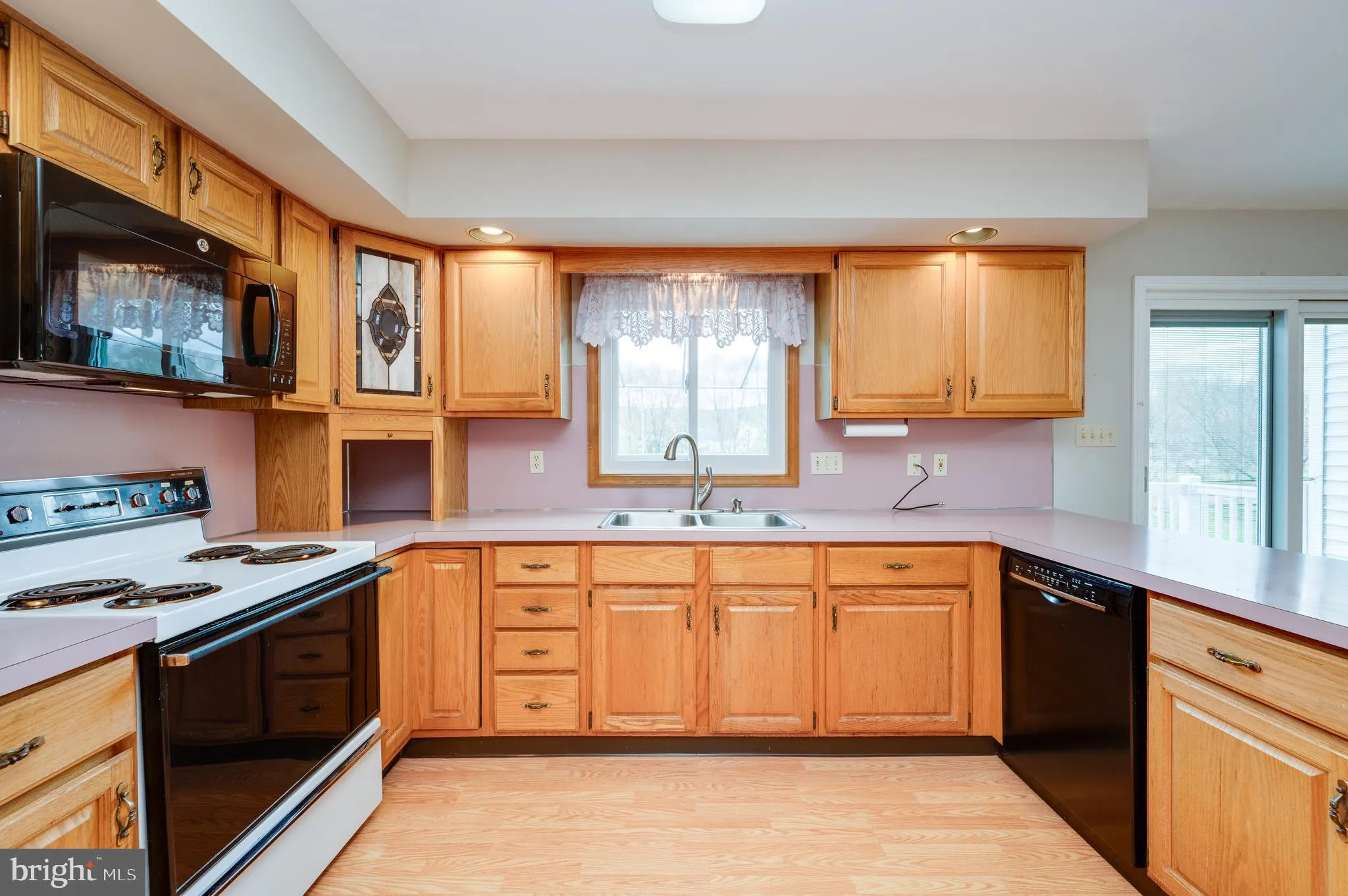 Blandon, Pennsylvania 19510, United States, 4 Bedrooms Bedrooms, ,3 BathroomsBathrooms,Residential,Pending,119078