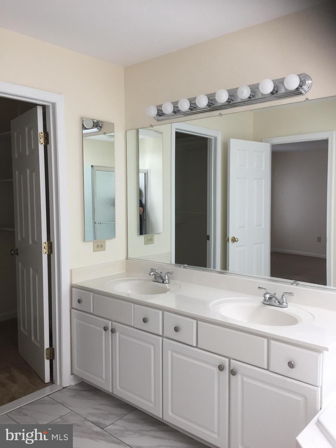 KINGS SQUARE - Residential Lease