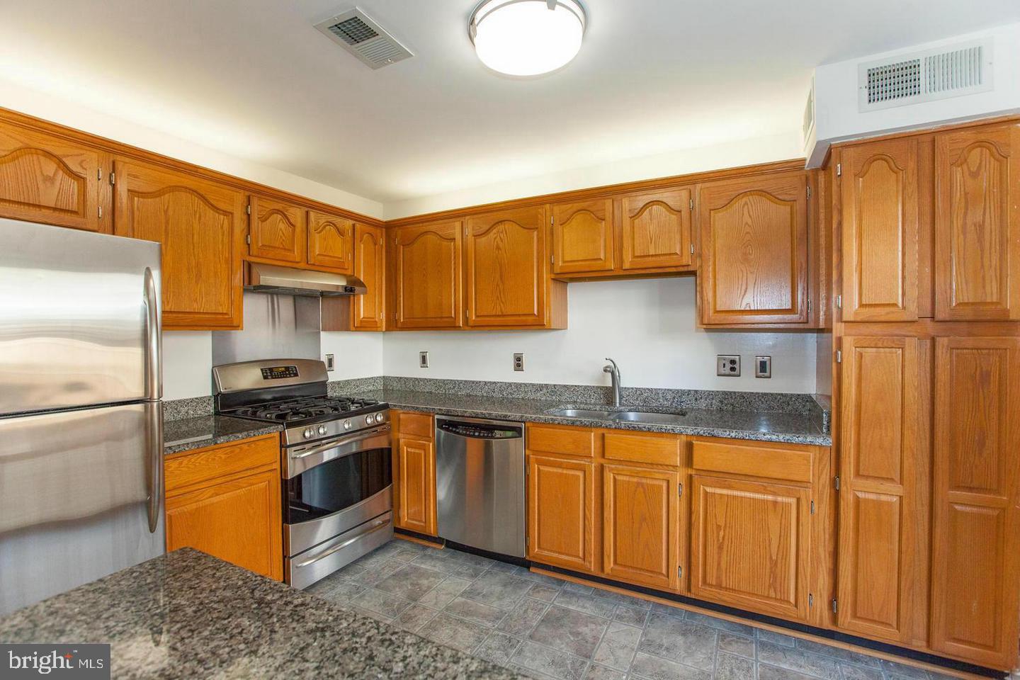 CENTER TERRACE - Residential Lease