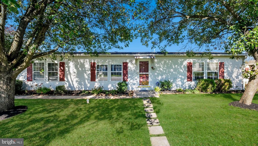 Photo of 10 Bentwood Ct W, HARLEYSVILLE, PA 19438 (MLS # PAMC2157722)