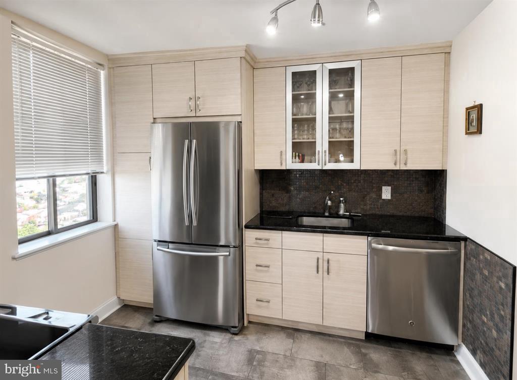 100 S BERKLEY SQUARE 21N
