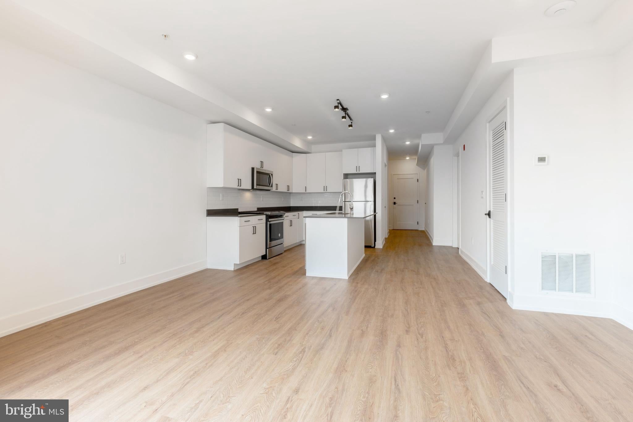 1519 RIDGE AVENUE 201
