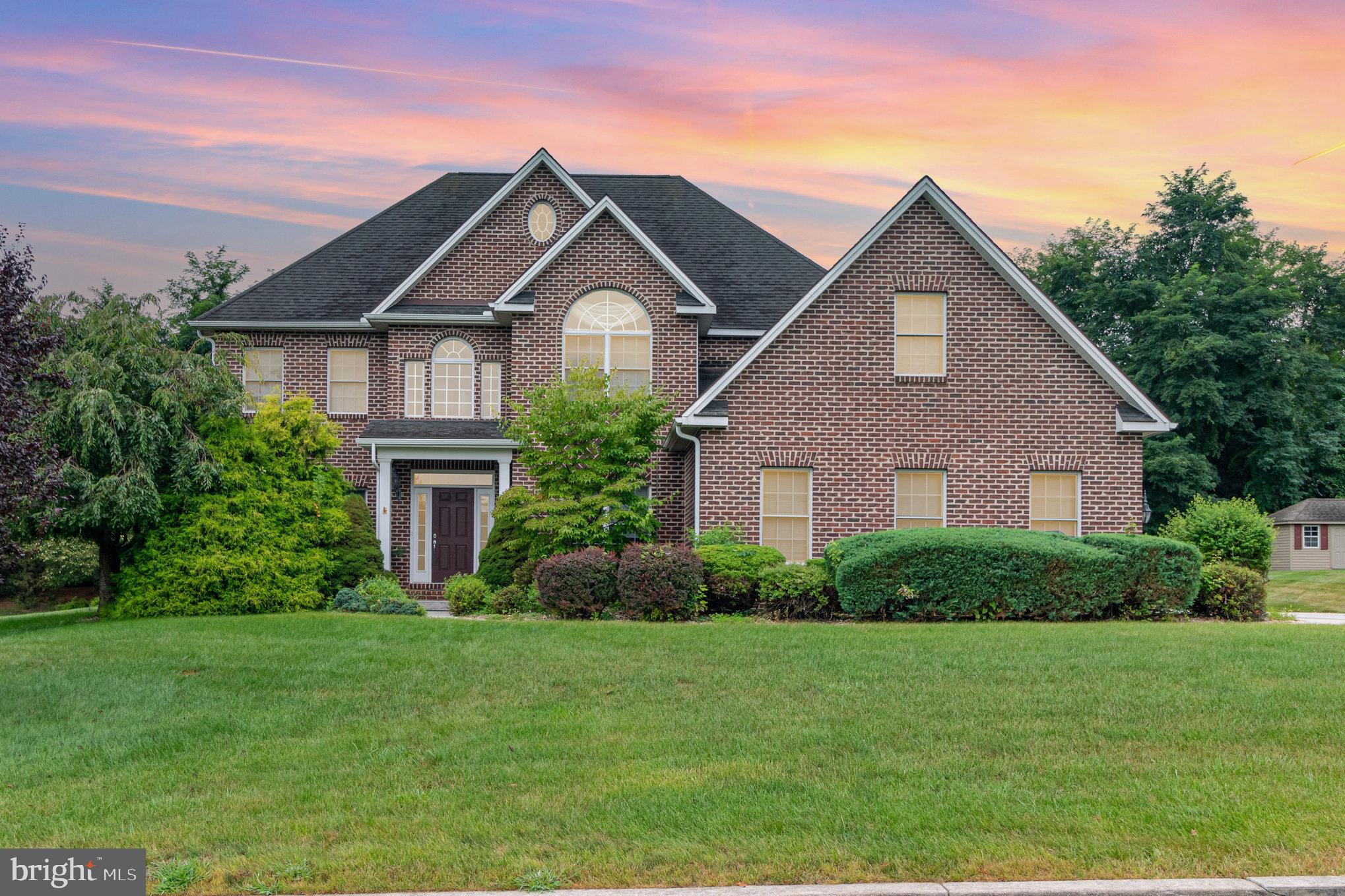 THIS WONDERFUL BRICK HOME FEATURES 4 OR 5 BEDROOMS 5 FULL BATHS A 3 CAR SIDE-ENTRY GARAGE IT ALSO INCLUDES A CHEF'S DREAM KITCHEN WITH GRANET ISLAND AND CHERRY CABINETS HARWOOD FLOORS THROUGHOUT THE FIRST FLOOR . THE OPEN FLOOR PLAN IS
PERFECT FOR ENTERTAING AND THE 2 SIDED FIRE PLACE ADDS WARMTH TO THE KITCHEN AND
GREAT ROOM. ALLL THIS IS LOCAATED ON OVER A HALF ACRE LEVEL LOT.