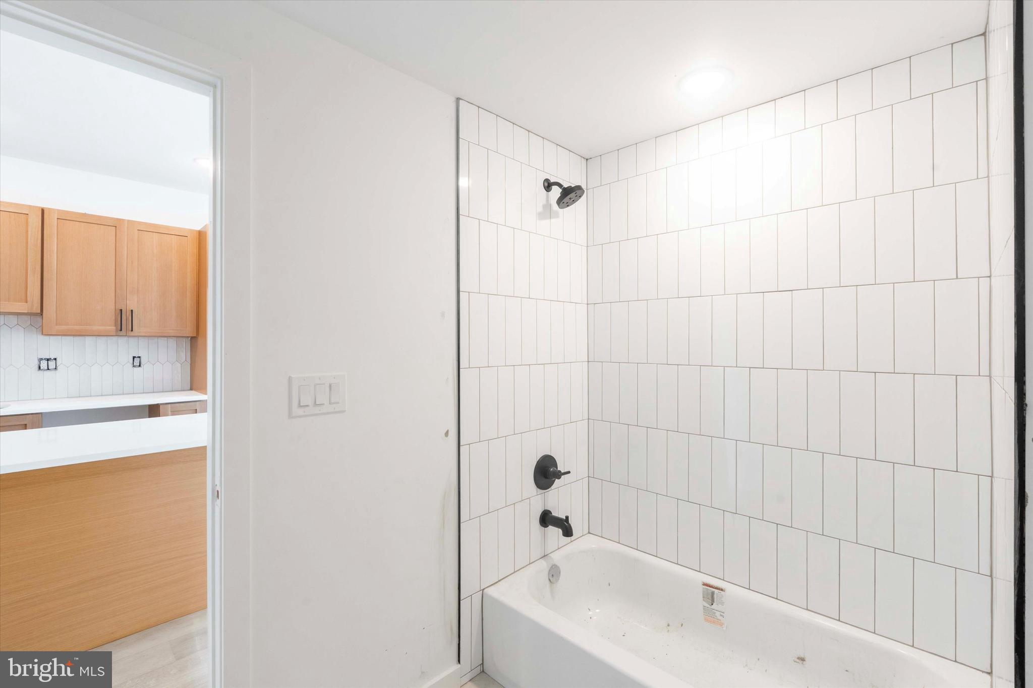 QUEEN VILLAGE - Residential Lease