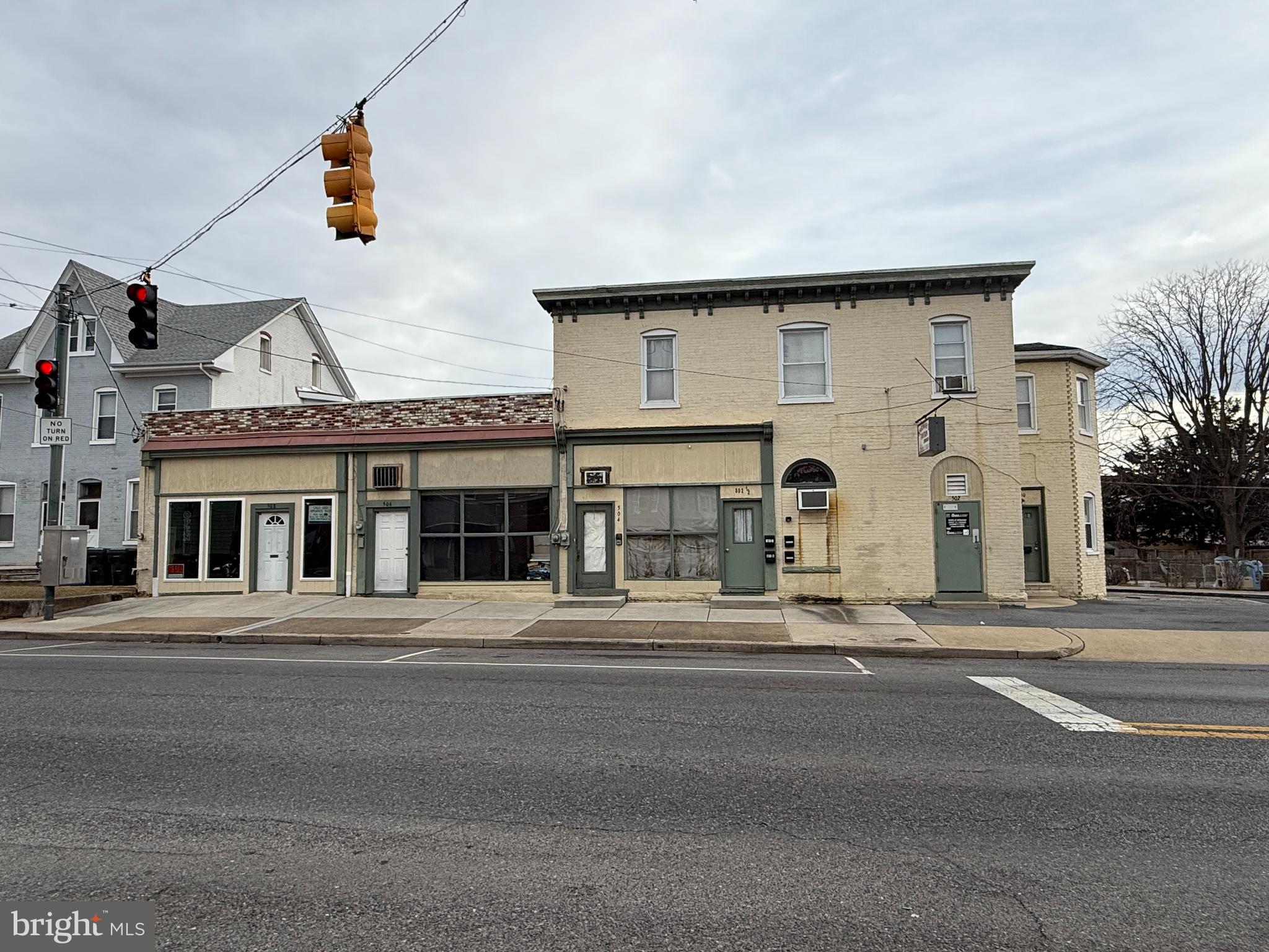 Main image without alt text