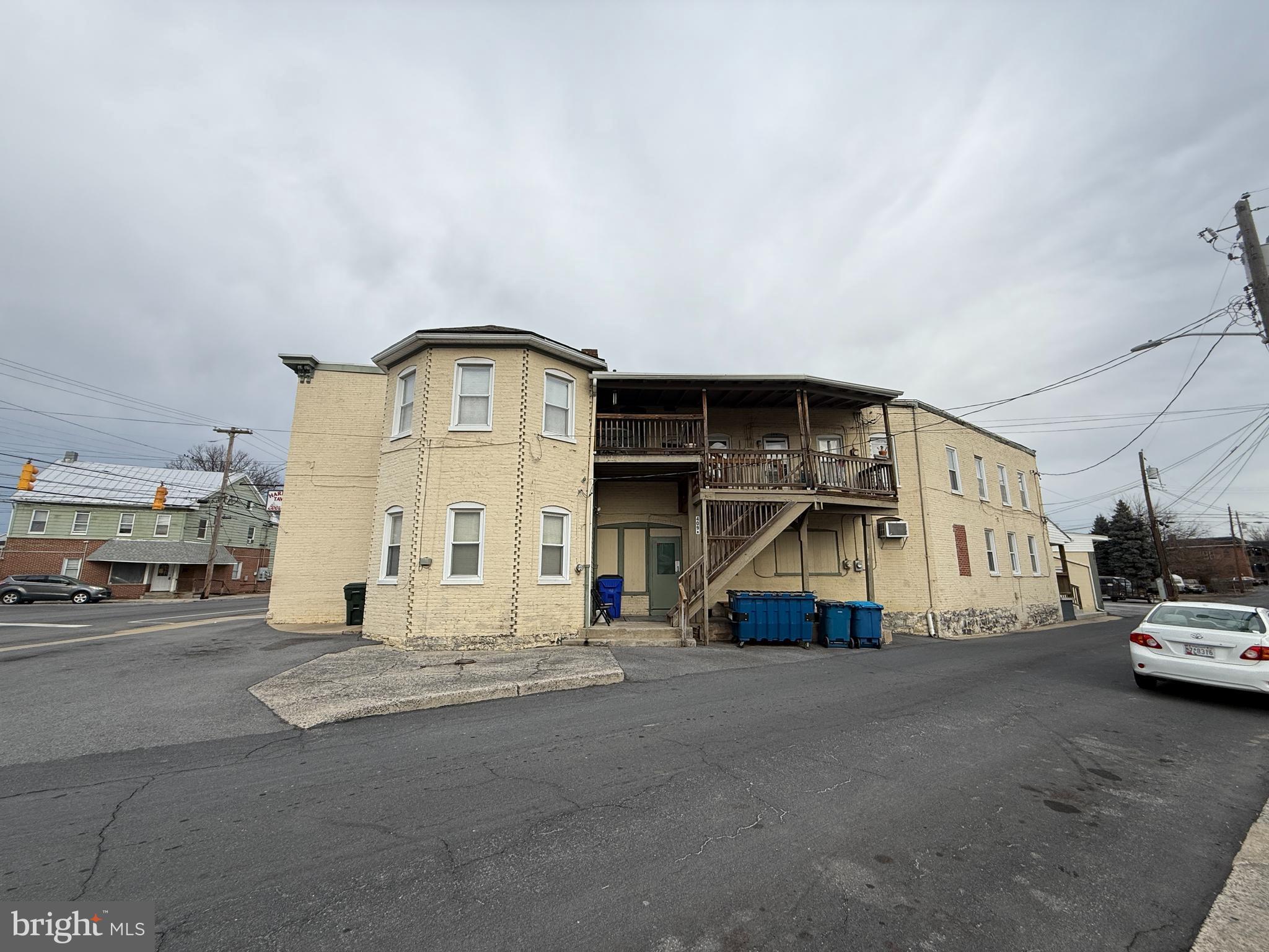 Main image without alt text