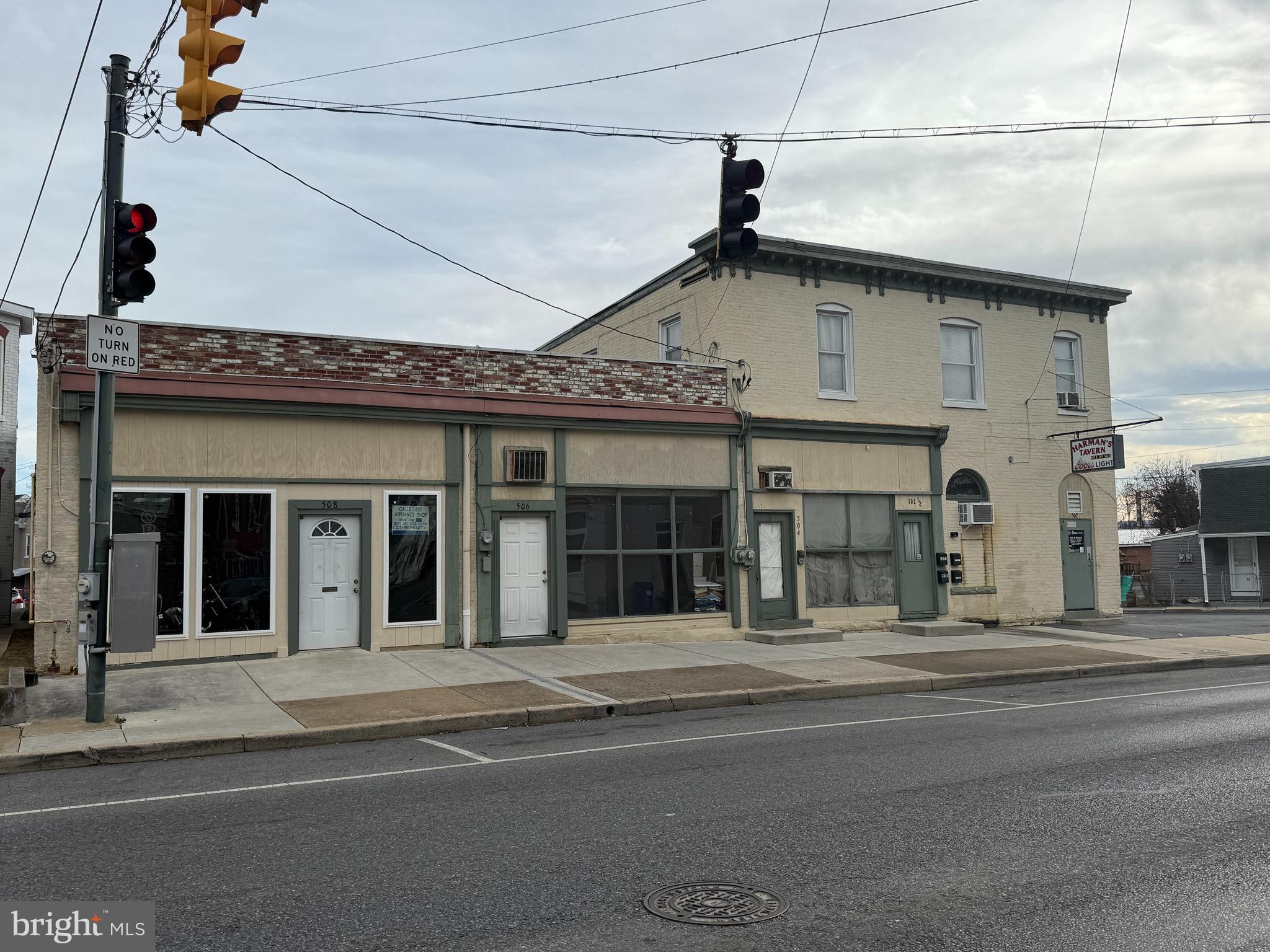 Main image without alt text