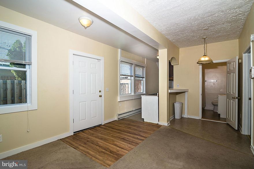 Located right in "Q" town, near the VRE, convenient and affordable for those on base, working nearby or in DC. About 200 yards from a waterfront park on the Potomac. This adorable 2 bedroom, 1 bath apartment is waiting for a new tenant.  Is it you? Be sure to bring your photo ID for the front gate. #102 also available.