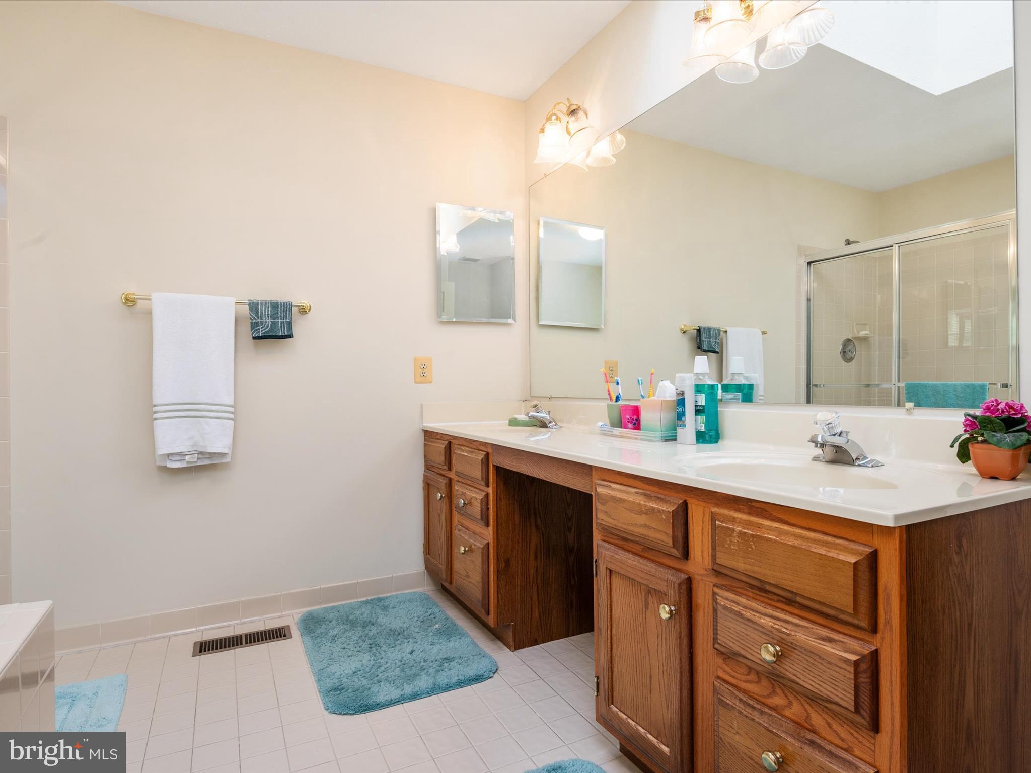 FOUR SEASONS - Residential