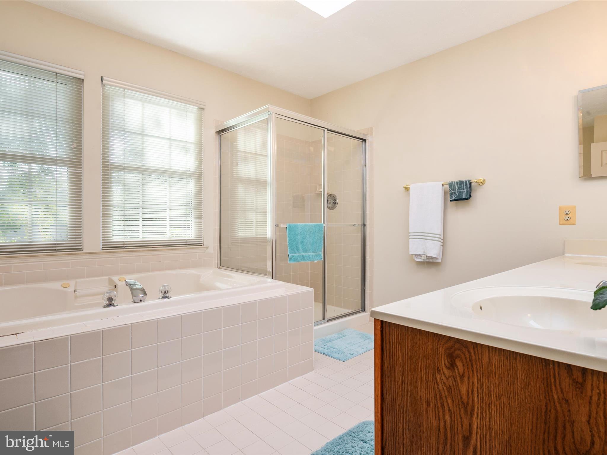 FOUR SEASONS - Residential