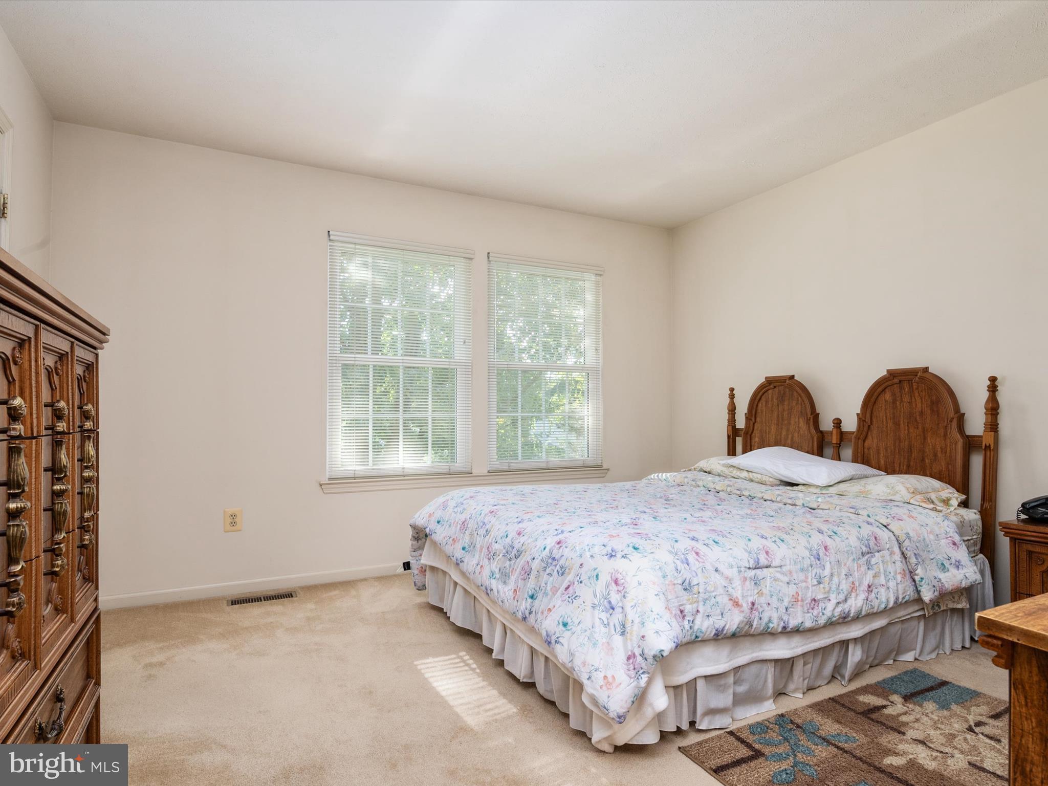 FOUR SEASONS - Residential