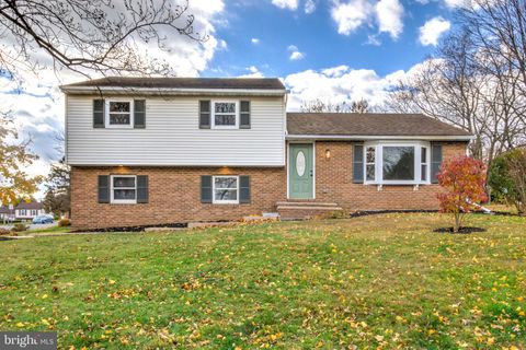Photo of 2640 Hemlock Drive, COLUMBIA, PA 17512 (MLS # PALA2078758)