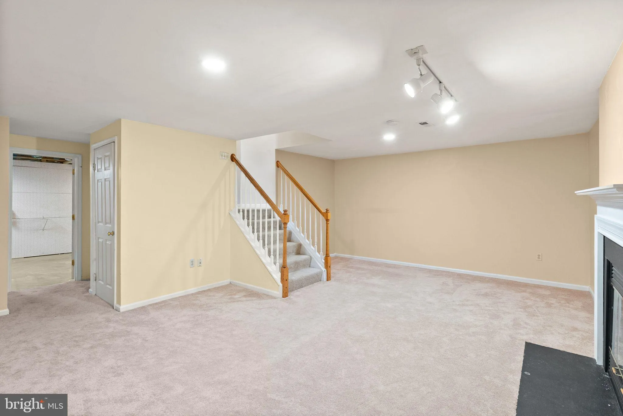 Springfield, Virginia 22152, United States, 3 Bedrooms Bedrooms, ,3 BathroomsBathrooms,Residential,Contingent,87447